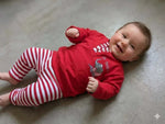 Bébé souriant portant un Sweat MINI A - Patron PDF couture bébé du 12 mois au 4 ans, patron de couture pdf à télécharger.