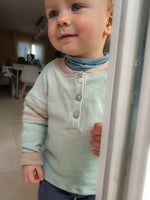 Enfant portant le Sweat MINI A - Patron PDF couture bébé du 12 mois au 4 ans, un modèle confortable et pratique. Patron de couture PDF à télécharger.