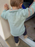 Enfant portant le Sweat MINI A - Patron PDF couture bébé du 12 mois au 4 ans, patron de couture pdf à télécharger.