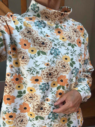Femme portant Sweat S pour Elle avec motif floral, patron de couture pdf à télécharger