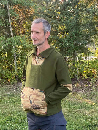 Homme portant un Sweat S pour Lui en vert avec poche avant, patron de couture pdf à télécharger, col camionneur pour style décontracté.