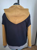 Sweat S pour Lui avec capuche, patron de couture pdf à télécharger, présenté sur mannequin, vue arrière.