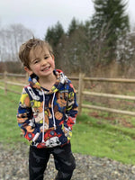 Enfant souriant portant le Sweat TITUS du 2 au 16 Ans avec motifs colorés, patron de couture pdf à télécharger.