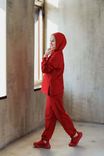 Femme portant un ensemble rouge avec Sweat - XS|L - SOFT TOUCH, parfait pour un patron de couture pdf à télécharger.