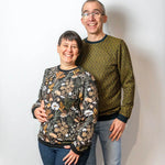 Sweat mixte basique, XS au 3XL, 2 statures - Grenade, patron de couture pdf à télécharger. Deux personnes portant des sweats colorés.
