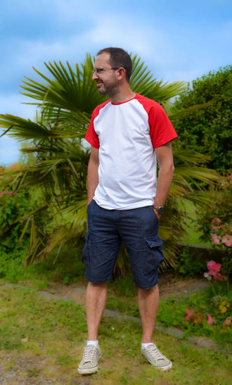 Homme portant un T-Shirt Tricou à manches raglan rouges, idéal pour un style décontracté en plein air.