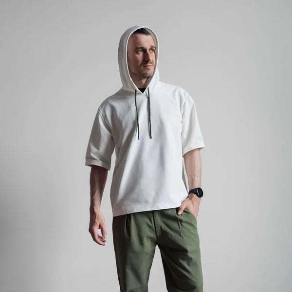 Homme portant un T-shirt - S/XXL - MISTERO avec capuche, patron de couture PDF à télécharger, niveau intermédiaire.