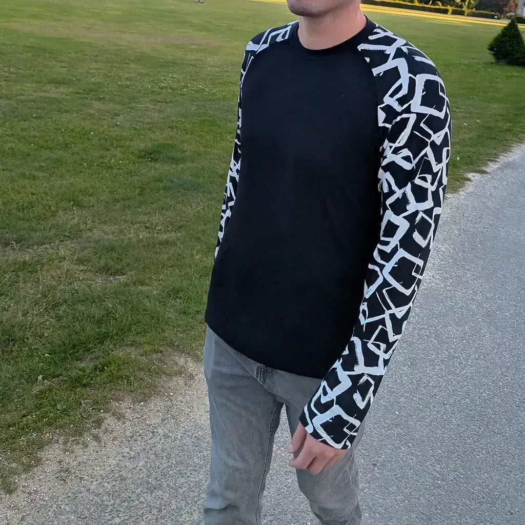 T-shirt Tao Hommes en noir avec manches graphiques, patron de couture pdf à télécharger.