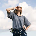 Femme portant T-shirt femme - XXS/L - LIBERTINA, patron de couture PDF à télécharger, avec vue sur un ciel en arrière-plan.