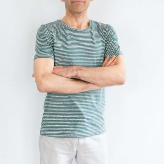 Homme portant le T-shirt homme, 42 au 62, 5 statures – Basilic, rayé vert et blanc, patron de couture pdf à télécharger.