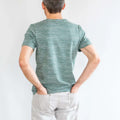 Homme portant un T-shirt rayé, "T-shirt homme, 42 au 62, 5 statures – Basilic", patron de couture pdf à télécharger.