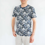 Homme portant un T-shirt homme, 42 au 62, 5 statures – Basilic, motif graphique, patron de couture PDF à télécharger.