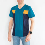 Homme portant un T-shirt homme, 42 au 62, 5 statures – Origan avec encolure en V. Patron de couture pdf à télécharger.