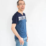 Homme portant le T-shirt homme, 42 au 62, 5 statures – Origan, avec patron de couture pdf à télécharger, manches courtes, encolure en V.