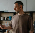 Homme portant un T-shirt homme du XXS au XXL - DOMINO dans une cuisine, patron de couture pdf à télécharger pour t-shirt homme.