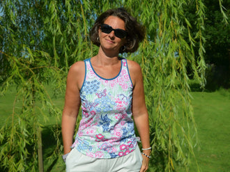 Femme portant un débardeur coloré "TShirt / Débardeur SPRITZ", patron de couture pdf à télécharger, printemps/été 2025.