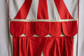 Théâtre de marionnettes - JOY ART en tissu rouge, patron de couture pdf à télécharger pour enfants, format pliable pour porte.
