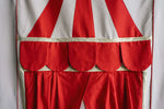 Théâtre de marionnettes - JOY ART en tissu rouge, patron de couture pdf à télécharger pour enfants, format pliable pour porte.