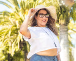 Femme portant le Top Antéros - T36 à 50 avec chapeau, en vacances. Patron de couture pdf à télécharger, niveau débutant.