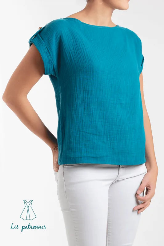 Femme portant le Top Judd (facile)- femme en bleu, patron de couture pdf à télécharger. Haut ample avec manches courtes retroussées.