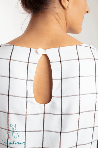 Dos du Top Matisse (facile) - femme avec patron de couture pdf à télécharger, bouton visible, motif à carreaux, pour débutants en couture.