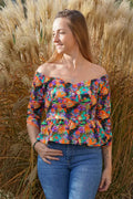 Top Yasmine Femme - Patron couture du 32 au 56, haut coloré porté par une femme dans la nature, patron de couture pdf à télécharger.