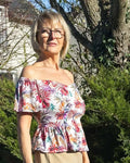 Femme portant le Top Yasmine Femme - Patron couture du 32 au 56 avec motif floral, patron de couture pdf à télécharger.