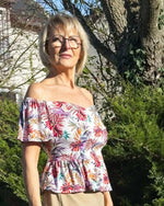 Femme portant le Top Yasmine Femme - Patron couture du 32 au 56 avec motif floral, patron de couture pdf à télécharger.