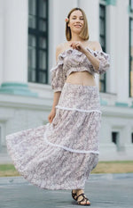 Femme portant Top et jupe longue style bohème - XS/XL - EL PASION, patron de couture pdf à télécharger, extérieur devant un bâtiment.