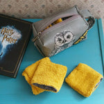 Trousse 3 formats – Etcetera avec patron de couture pdf à télécharger, comprenant serviettes jaunes et livre Harry Potter.