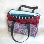Trousse et sac zippés à large ouverture, 5 tailles – Curry en tissu floral avec patron de couture pdf à télécharger.