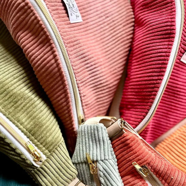 Gros plan de sacs banane colorés - Tutoriel Sac Banane avec patron de couture pdf à télécharger inclus.