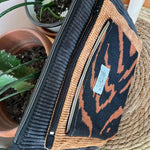 Tutoriel sac multipochettes coloré avec patron de couture pdf à télécharger, compact et spacieux, idéal pour toutes occasions.