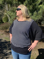 Femme portant le VANOU - Top pour femmes du 34 au 54, patron de couture pdf à télécharger, avec manches kimono et tissus à motifs.