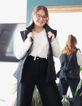 Femme souriante portant la veste Bogota, élégante et décontractée, parfaite pour toutes les saisons.