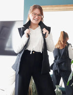 Femme souriante portant la veste Bogota, élégante et décontractée, parfaite pour toutes les saisons.