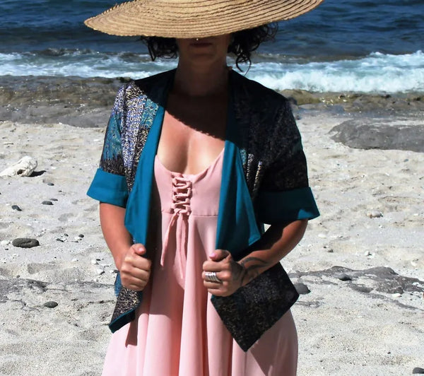 Femme portant la Veste Cybèle - T36 à 50 sur une plage, illustrant le patron de couture pdf à télécharger.