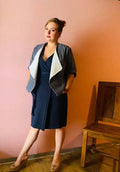 Modèle portant la Veste Cybèle - T36 à 50 avec une tenue élégante, patron de couture pdf à télécharger chic et polyvalent.