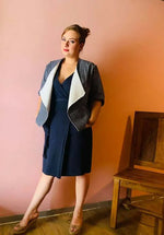 Modèle portant la Veste Cybèle - T36 à 50 avec une tenue élégante, patron de couture pdf à télécharger chic et polyvalent.
