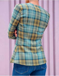 Veste Ginger ajustée en tissu à carreaux, patron de couture pdf à télécharger, vue de dos avec une basque prononcée.
