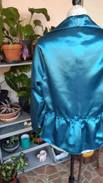 Veste Khoros - T36 à 50, patron de couture pdf à télécharger, présentée sur un mannequin avec basque et col châle élégant.