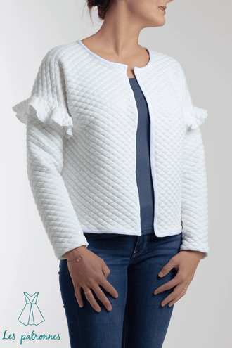 Veste Monet avec patron de couture pdf à télécharger, style sans col et manches à volants, couture rapide et personnalisable.