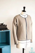 Veste Monet sur mannequin, patron de couture pdf à télécharger, avec finitions au biais et sans col, parfait pour créations multiples.