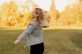 Femme portant Veste - XS-XL - CHIC PICK, patron de couture pdf à télécharger, appréciant l'automne en plein air.