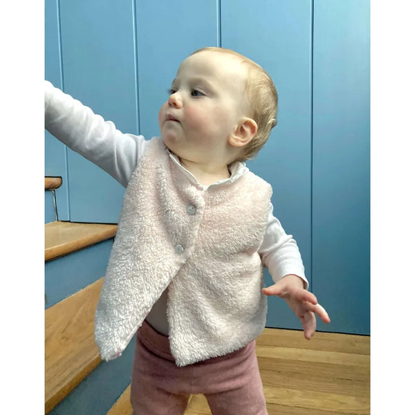 Bébé portant la Veste de berger Goya - BEBE, patron de couture pdf à télécharger, idéale pour l'hiver et la mi-saison.