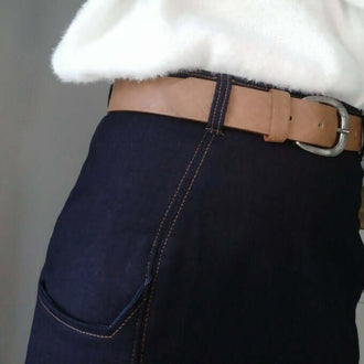 la Jupe city du 32 au 48 en denim avec ceinture classique pour un style moderne.