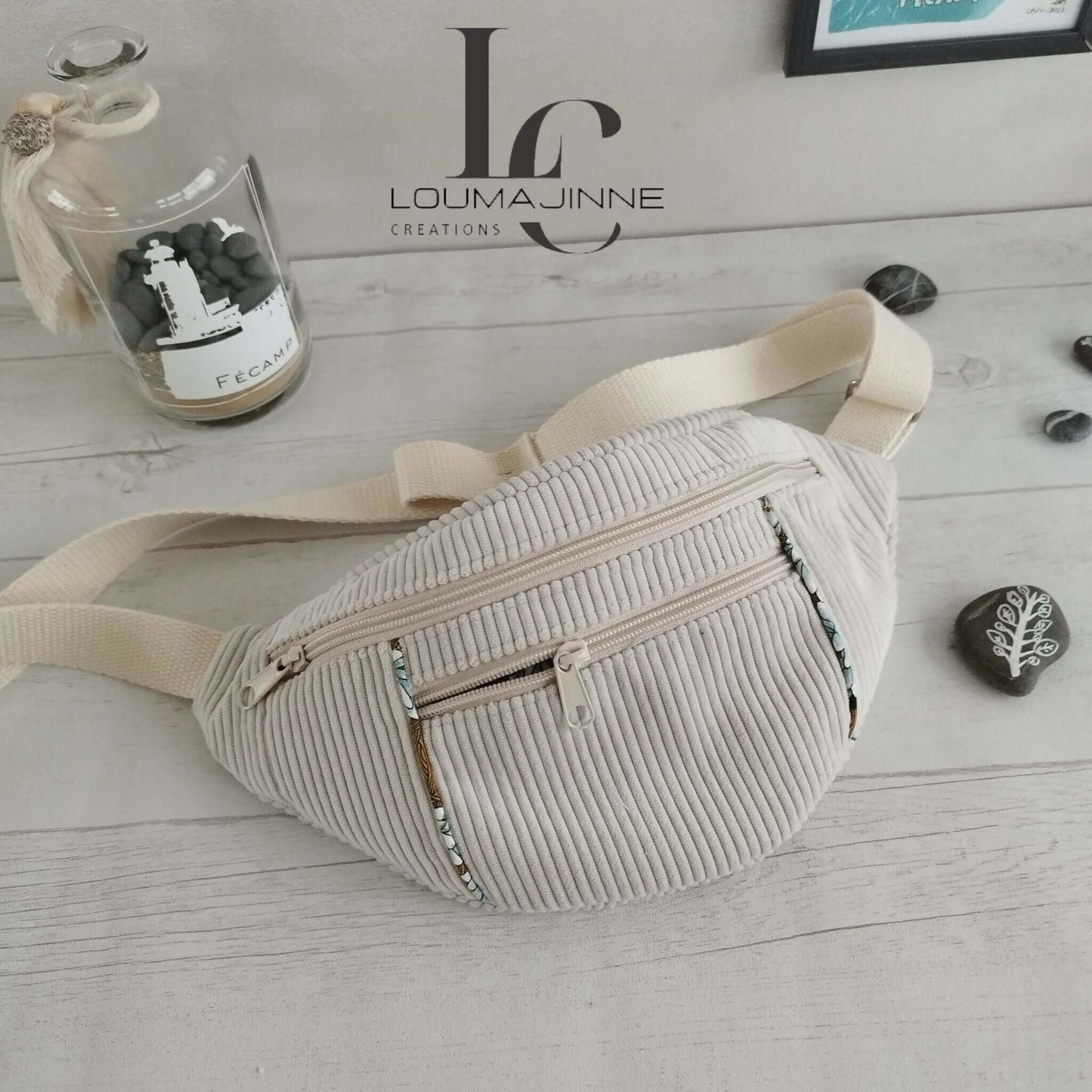 Sac banane Amaya beige avec poches zippées, accessoire tendance pour la saison, couture avec patron PDF.