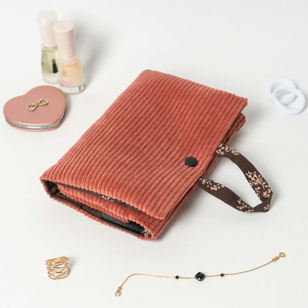 Pochette à bijoux Violette en velours côtelé, parfaite pour ranger vos bijoux avec style et organisation.