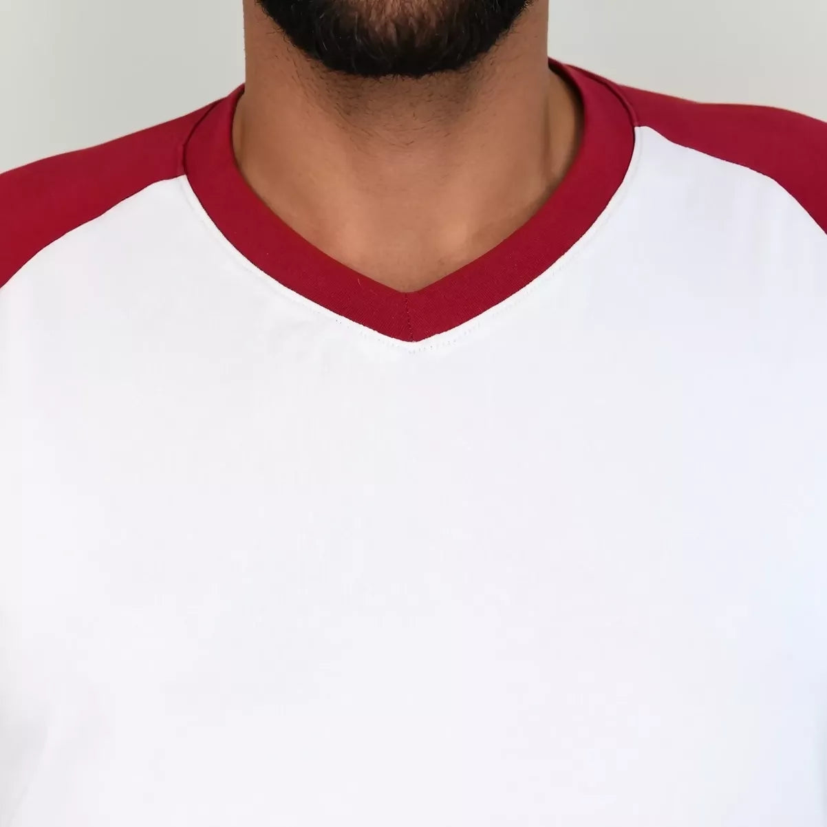 patron-tshirt-homme-tao-07-zoom-col-v-bordeaux-raglan