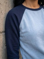Sweat Livarot Adulte Taille 34 à 54, patron de couture pdf à télécharger, détails des manches contrastées en bleu et gris.